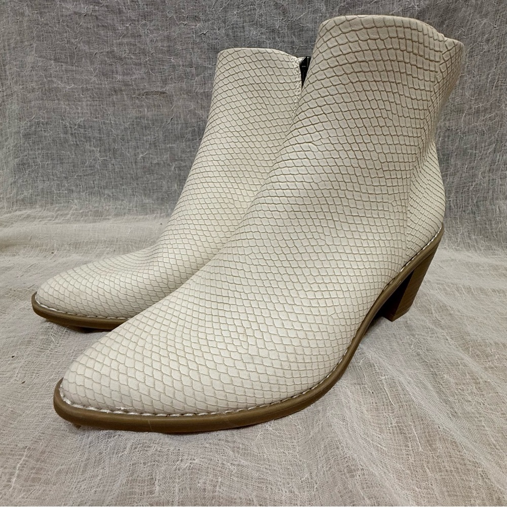 Universal Thread White Alligator Textured Ankle B… - image 5